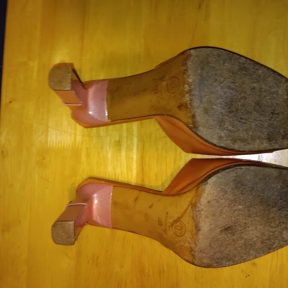 Chanel CC Patent Leather Heels Size 38 - Picture 5 of 5